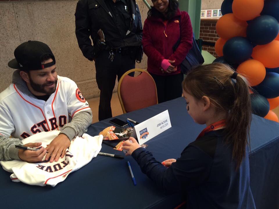 kwebb3156's tweet photo. @ATTSportsNetSW #StrosTuesday Ava’s first time meeting Jose Altuve and Evan Gattis at the 2016 Fan Fest https://t.co/0McyRFrziM