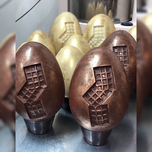 ~~~~~~Huevo 350 GRS~~~~~~
.
.
.
Chocolate blanco / Chocolate con leche / Chocolate negro .
Rellenos de Almendras, Avellanas, Uvas pasas y Cereales bañados en Chocolate .
.
#compañiadechocolates #comerico #chocolate #chocolates #chocolatenegro #huevosdepa… bit.ly/2IypYZm