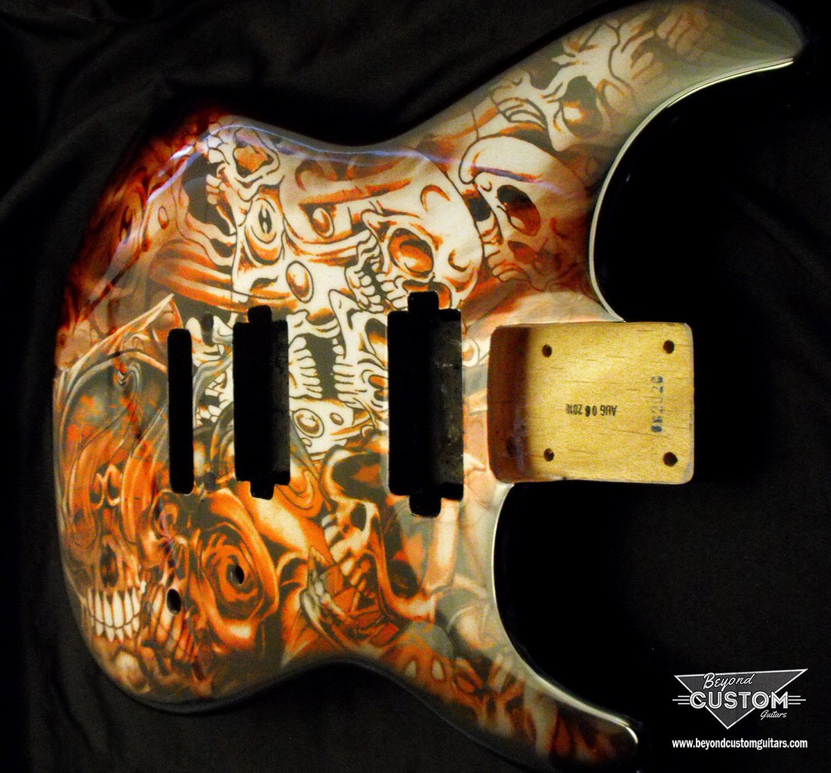 BeyondCustomGuitars tweet media