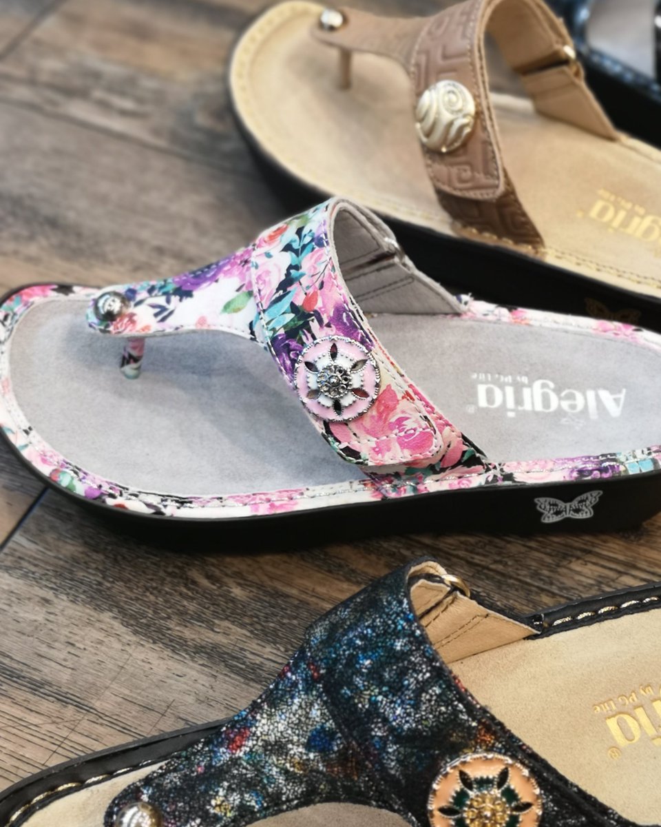 Warmer weather is right around the corner! Has to be! Time for a comfy pair of Alegria flip flop sandals! Uber comfy with cushioned supportive insoles that will keep you going all day long!! 🌷 #alegriashoes #comfysandals #astepaheadfootwear #yyj #yyjlocal #shoplocal #shopuptown