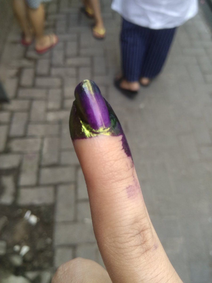 Princesszeezee2's tweet photo. Nyoblos dulu... 
Besok baru dicoblossss ya kan...
#Pemilu2019 
#SiapapunPresidennya 
#MemutuskanPilih01 https://t.co/A15jHwkSx7