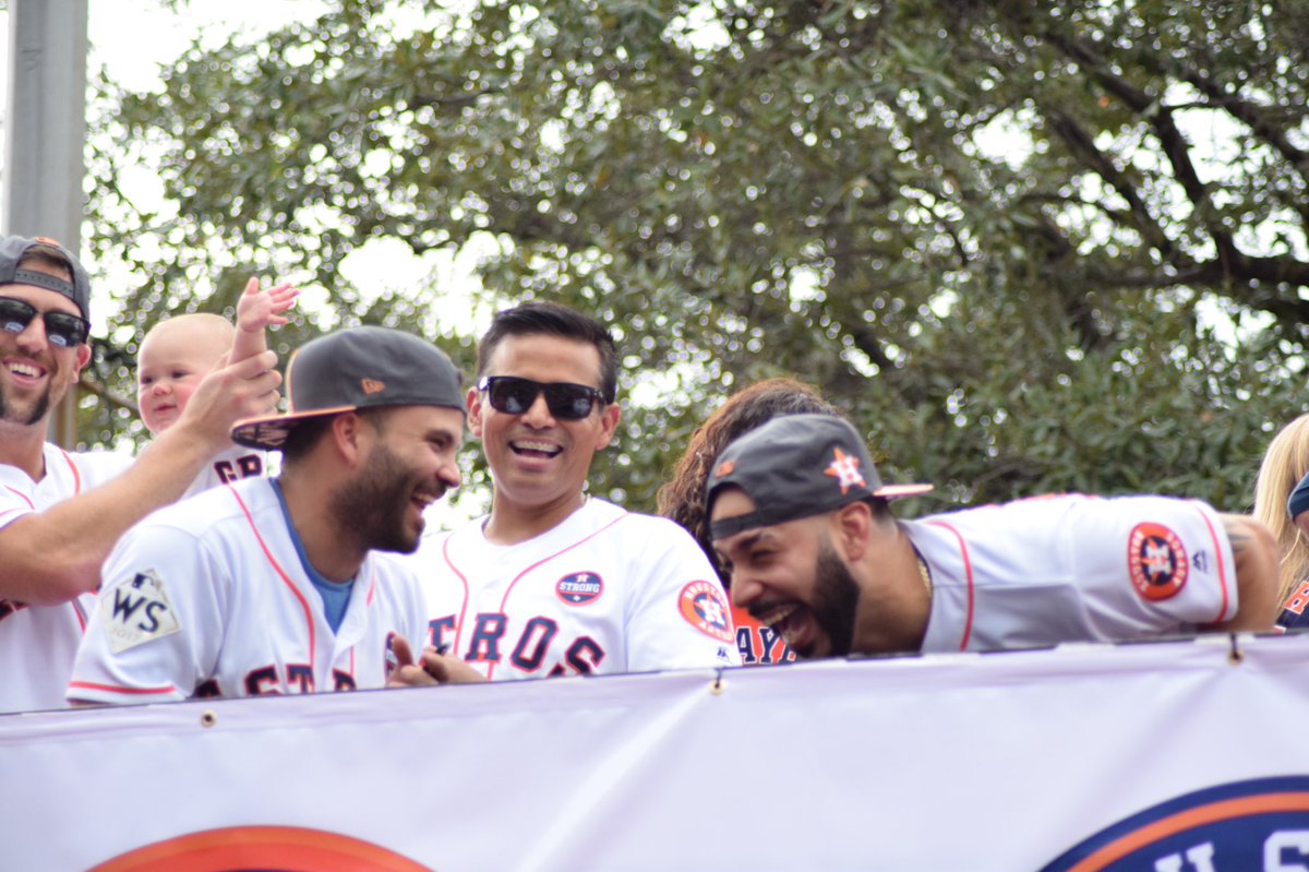 Mvphy_'s tweet photo. @ATTSportsNetSW @astros All smiles!😁 Go astros!! Right next to city hall! #StrosTuesday @astros @ATTSportsNetSW https://t.co/AQnhsZfmBJ