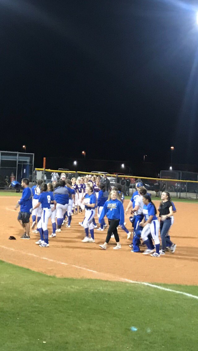 VenusAthletics's tweet photo. Big finish by the Lady Bulldogs scoring in extra innings to stay perfect in district. DISTRICT CHAMPS!!! 🏆 https://t.co/vg2SXiSqNu