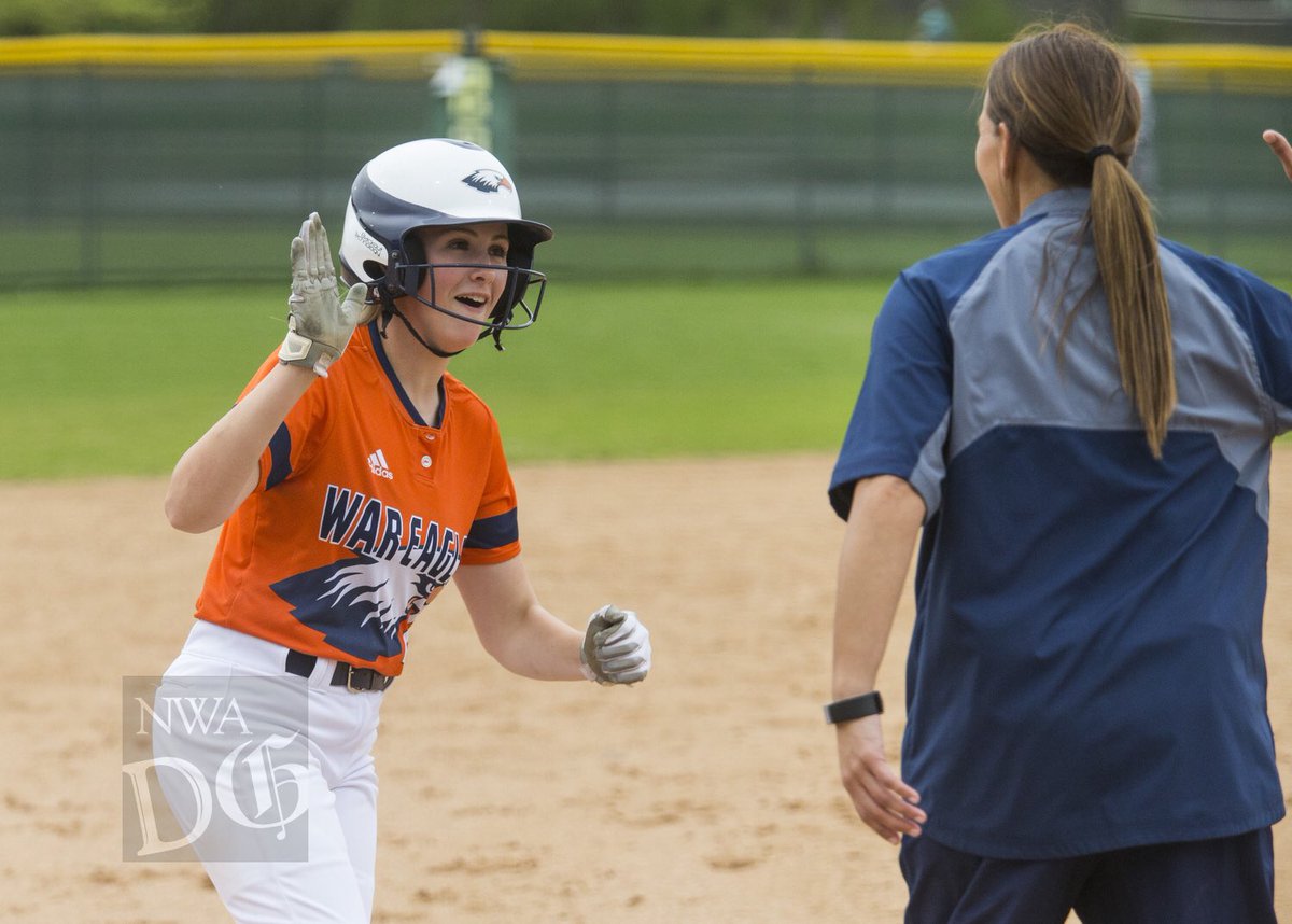 NWADemGazPhotos's tweet photo. PREP SB: Rogers Heritage broke out with 8 runs in the 4th inning, defeating Springdale Har-Ber 13-7 to give coach Tiffany Taylor her 100th win. Gallery: https://t.co/Z6c9wSxf9i. Full coverage at https://t.co/Eu43oSKse2 #ARpreps https://t.co/DGiVIue10P