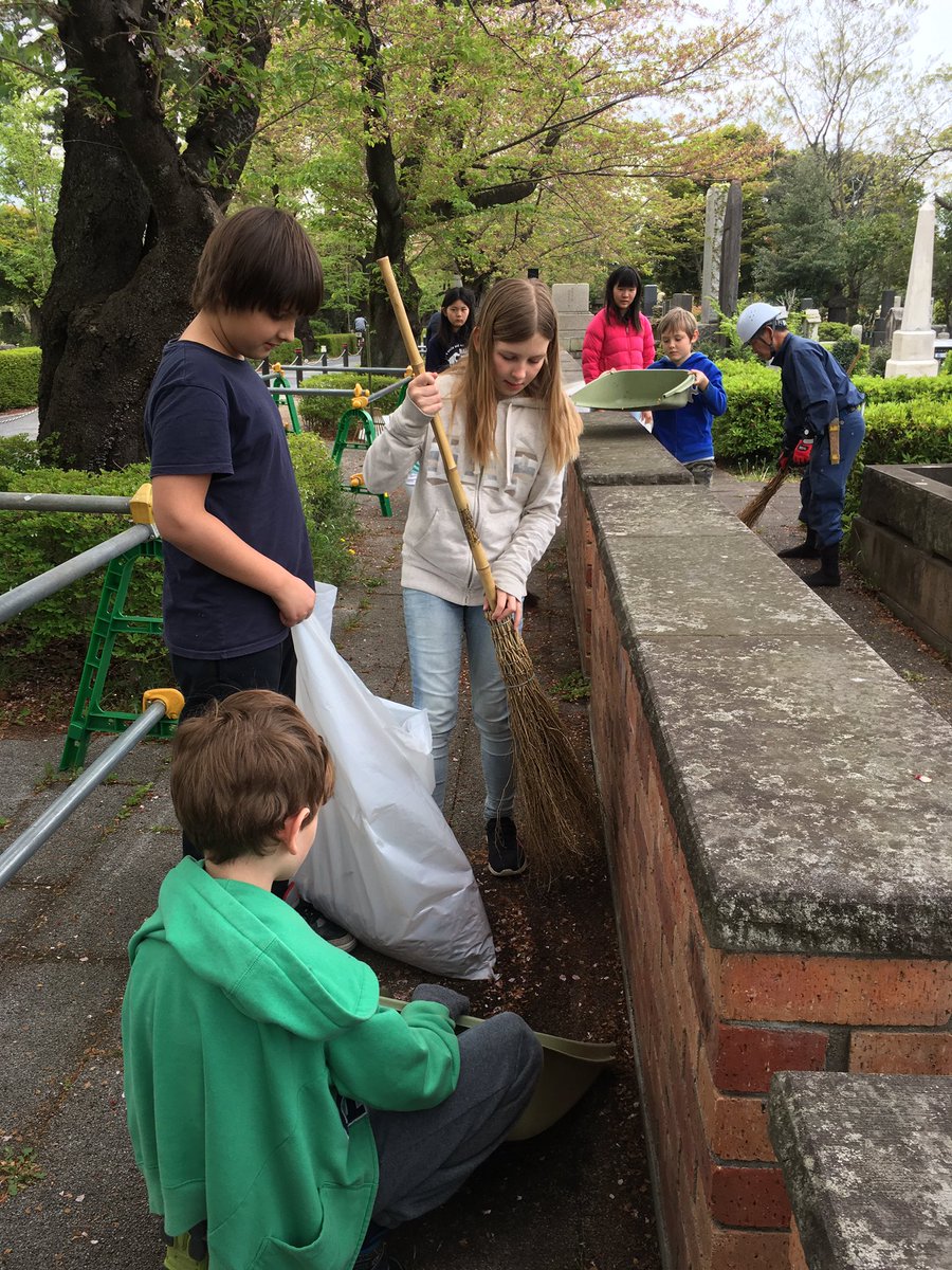 MSTokyoWillow's tweet photo. Working hard to tidy up the sakura petals #MSTservicelearning #MSTelementary #MSTteamwork https://t.co/ylMG3D7rVO
