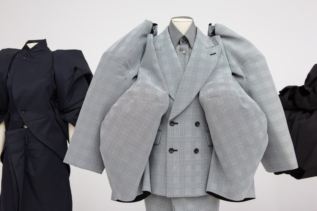 GalleryHigh's tweet photo. Kawakubo’s fashion, unpretty and bulbous in bizarre areas, is a gauntlet laid down to the narrow guardrails of vanity that trammel womenswear. Many of her pieces are unsized, and her dressing rooms have no mirrors so that customers focus on how they feel, over how they look. https://t.co/EbSFbk5jPc
