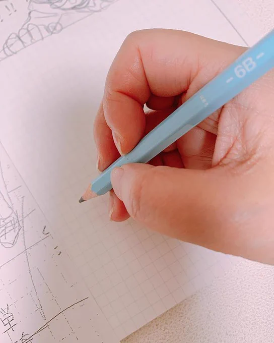すぐ芯を研がないといけないし、紙もすごく汚れる
でも、やっぱり鉛筆の描き心地は柔らかくて手の痛みが無くて自由だ https://t.co/GwSYA9i1ls 