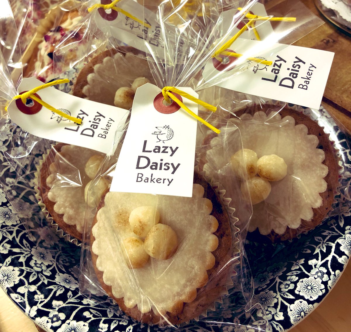 lazydaisybakery's tweet photo. 4/16 Wednesday オープンしました。
今日から #シムネルケーキ #sinmelcake を、小さなサイズで用意してます。
おいしいドライフルーツやコンフィがぎゅっと詰まった、ふわりとスパイス香る生地の真ん中にドイツのマジパンが。トップはマジパンペーストでおめかししてます。
#イースター にぜひ🐥 https://t.co/a6S7o8skjj