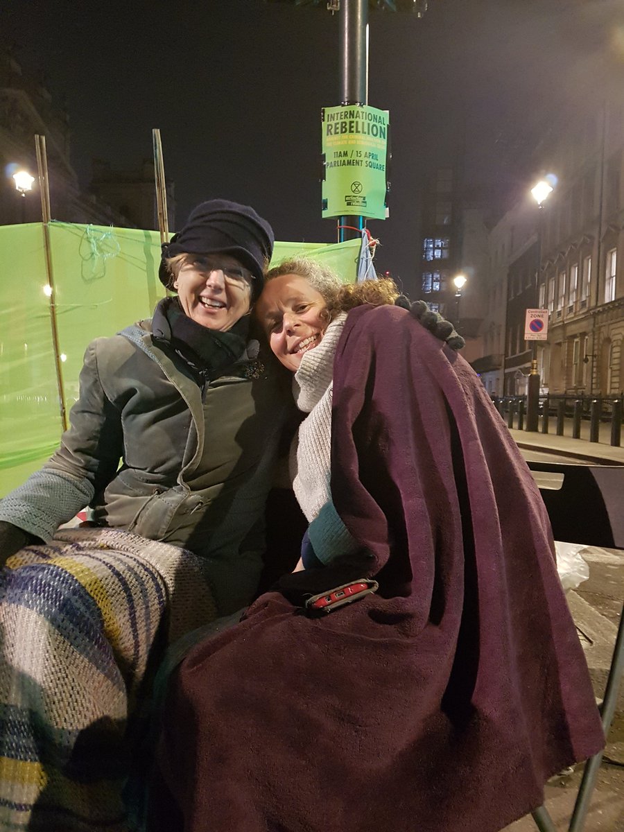 Making friends at 4am on #parliamentsquare guard duty. East meets West (that's Norwich crew and Manchester crew!) Smiley faces. AT THIS HOUR!!! #InternationalRebellion #ExtinctionRebellion #RebelForLife @BbcClimate @extinctsymbol @extinctionr