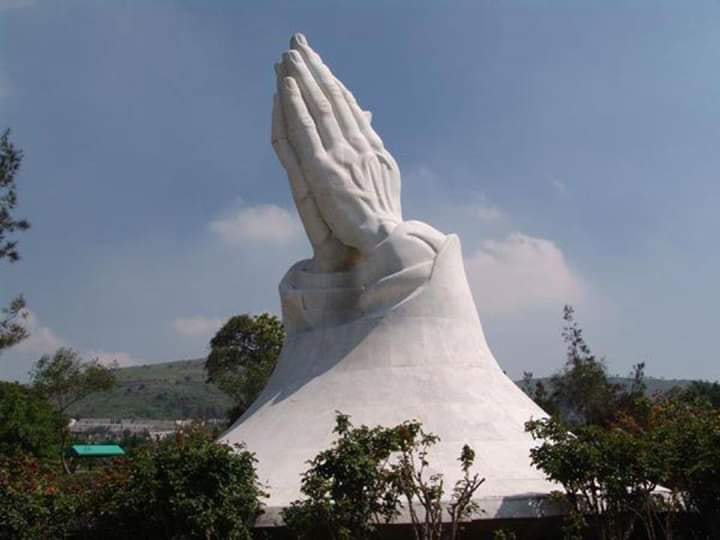 ElRuendoEkisde's tweet photo. Solo en México tenemos el monumento al saca cacas https://t.co/zMMIEU5mHF