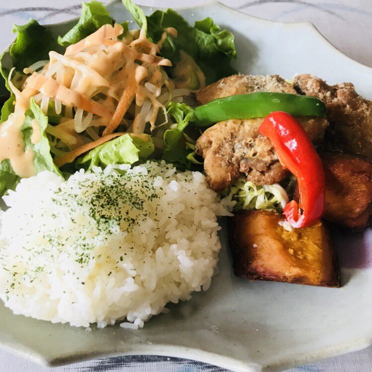 cafe_minori's tweet photo. おはようございます🍀

今日のランチは
・鯖の竜田揚げとサラダ🥗
・定番🍀カレー🍛
です！！

#鹿児島 #鹿大 #鹿児島大学 #カフェ #ランチ #カフェMINORI #MINORIカフェ https://t.co/xwKT2y6n17