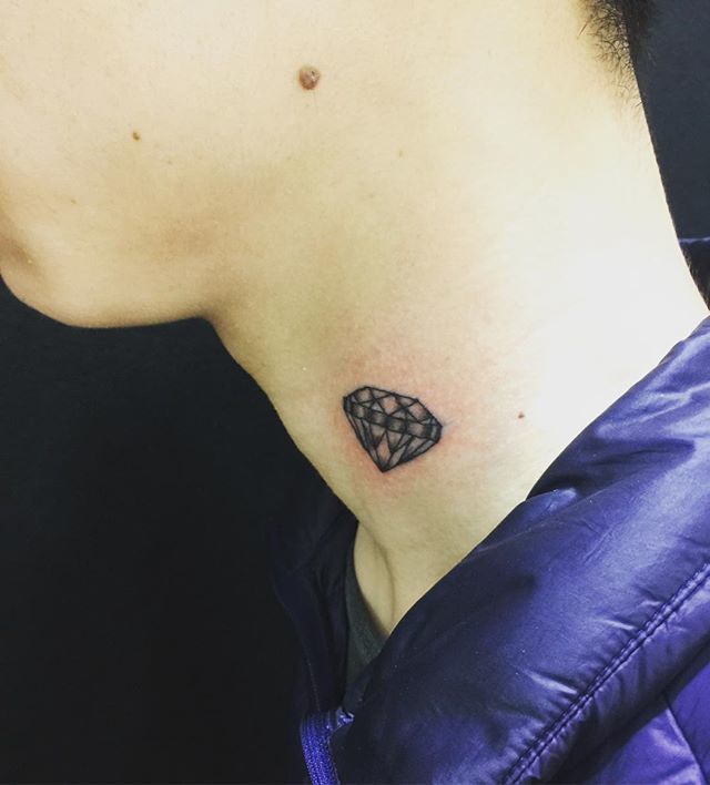 #758tat2
#758tattoo 
#彫介
#ダイヤモンドタトゥー 
#首刺青
#holysk8 bit.ly/2DsT8Gb