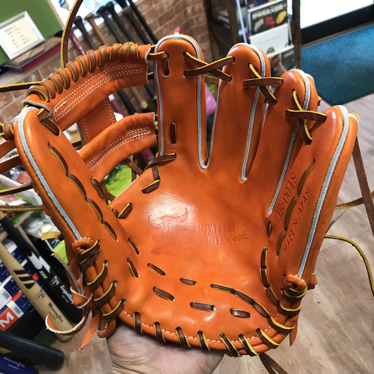 ロクハチ野球工房 販売用に湯もみ型付けした宮崎和牛グラブ 艶と張りがハンパ無い これから硬式を始める選手の皆さん如何ですか ちなみにボーイズリーグでも使用可能です 今日も元気に13時オープン ロクハチ野球工房 宮崎和牛グラブ 湯もみ型付け ロクハチ野球工房 販売用に湯もみ型付けした宮崎和牛グラブ 艶と張りがハンパ無い これから硬式を始める選手の皆さん如何ですか ちなみにボーイズリーグでも使用可能です 今日も元気に13時オープン ロクハチ野球工房 宮崎和牛グラブ 湯もみ型付け