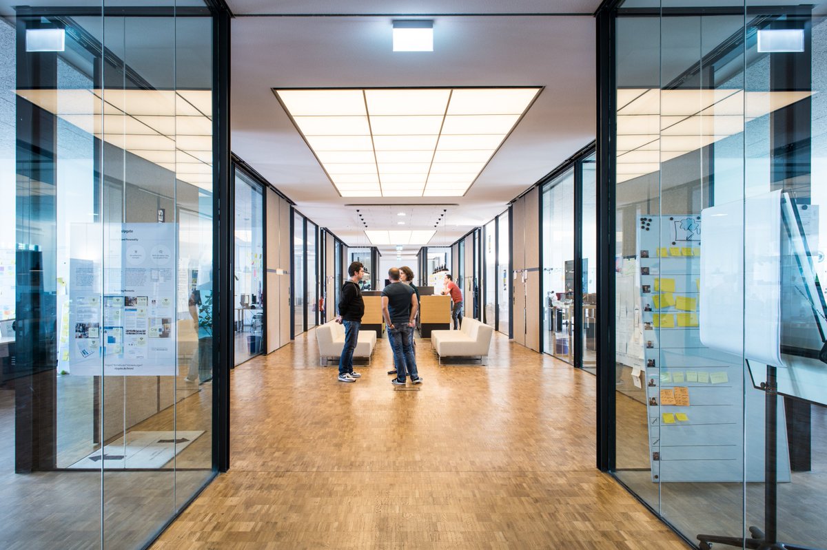 _futurest's tweet image. Weite Flure, hohe Decken, Kunst an den Wänden und Post-Its an den Scheiben. #futurest war zu Besuch bei #sipgate. Doch wer oder was ist eigentlich Sipgate? Und was hat das mit futurest zu tun? Wir verraten es Euch in unserem neuen Blog-Beitrag! #workhacks
blog.futurest.com/work-hacks-die…