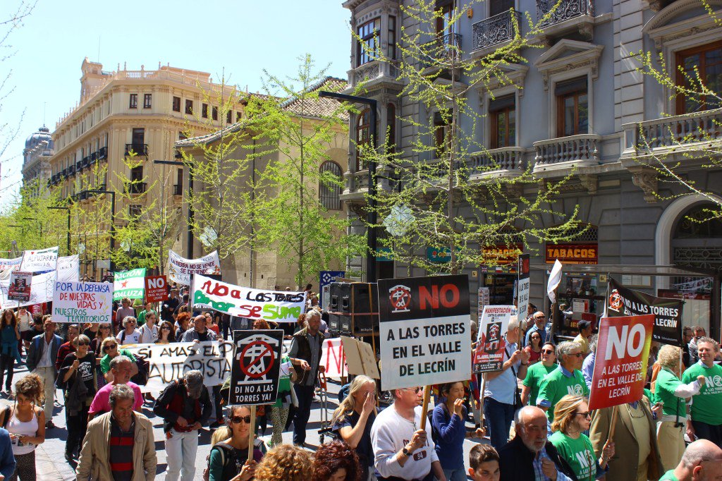 Alpujarranoala1's tweet photo. 2.000 personas contra las torres de alta tensión https://t.co/O9RAuOKw0I https://t.co/T1oY5bMcay