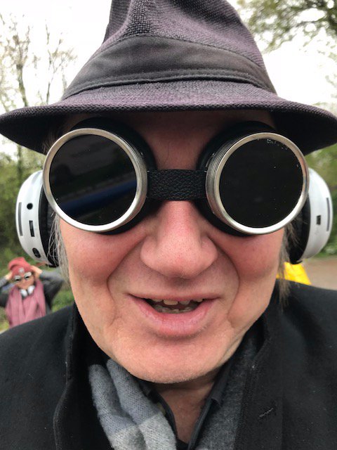 Atai Keller auf einem Audiowalk des Instituts für Animismus und Futurologie durch das Kulturschutzgebiet der Wagenhallen beim Stuttgarter Theaterfestival „6 Tage frei“.