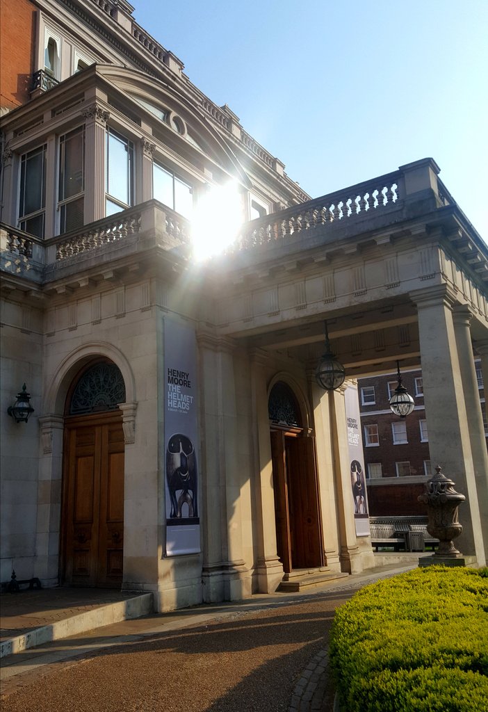 WallaceMuseum's tweet image. 🌻The Wallace Collection under the crisp morning light -  spring is in the air! ☀️
#springhasarrived #easterholidays #wallacecollection #henrymoore #helmetheads