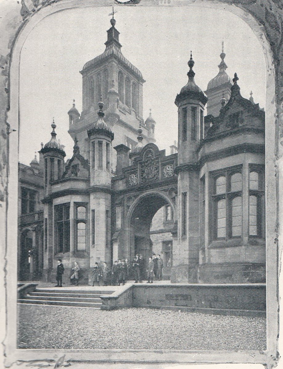 Discovered this photograph recently of the original entrance to Old College. The courtyard is not roofed over so this photograph is pre 1894
#WaybackWednesdays @esmsedinburgh