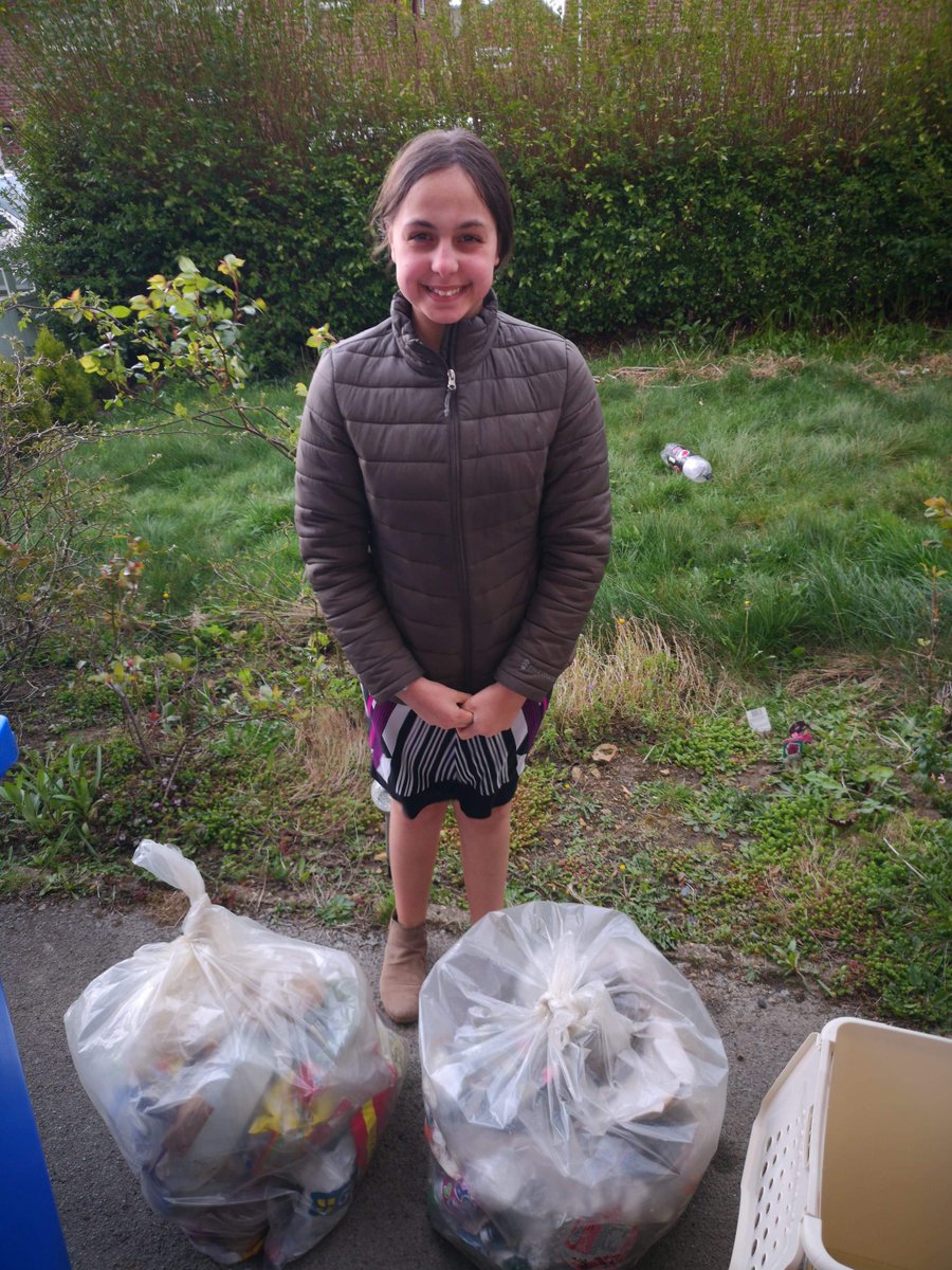 We've given 13 yr old Ruqayyah a golden litter-picker for her amazing efforts collecting litter around #Hackenthorpe Don't let her go it alone- find out how your can help #CleanSheffield at sheffield.gov.uk/cleansheffield <a href="/Clean_Sheffield/">Clean Sheffield</a>