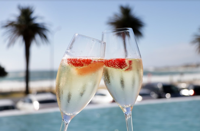 SandyBClub's tweet image. It is known that fresh ocean air is calming and soothing for the soul (and that views don't hurt either!) 🥂
#sandybclub #sandybsummer #cheers
