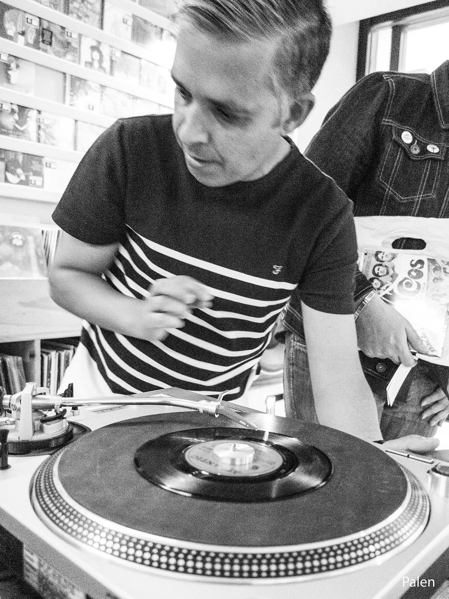 Marcapasos_GR's tweet photo. Actualizamos el álbum de #fotos del #RecordStoreday2019 en #DiscosMarcapasos 👉https://t.co/kii6mKaqCd👈
#Sábado 13 04 2019
#Rsd #Rsd19 #Rsd2019 #RecordStoreday #RecordStoreDay19 #Marcapasos #Granada #Duquesa6 #AmparoSánchez #VinilaVonBismark #Nievla #DavidBriones #LeMarchand https://t.co/bbjD8eTzxM