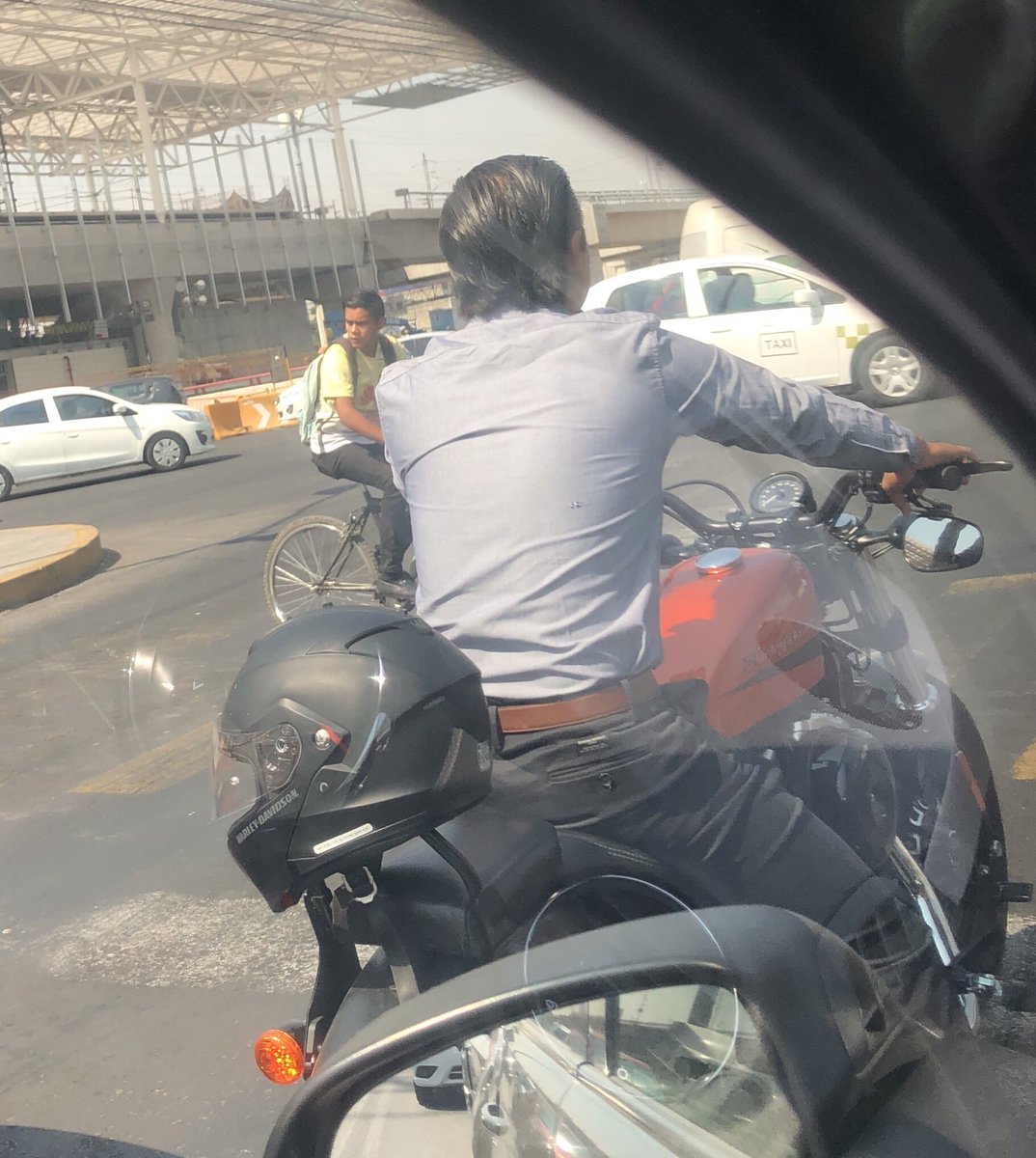 Gavaro01's tweet photo. Se dicen motociclistas y no cuidan su vida! #usaelcasco #harleydavidson https://t.co/dyzyMsZq3X