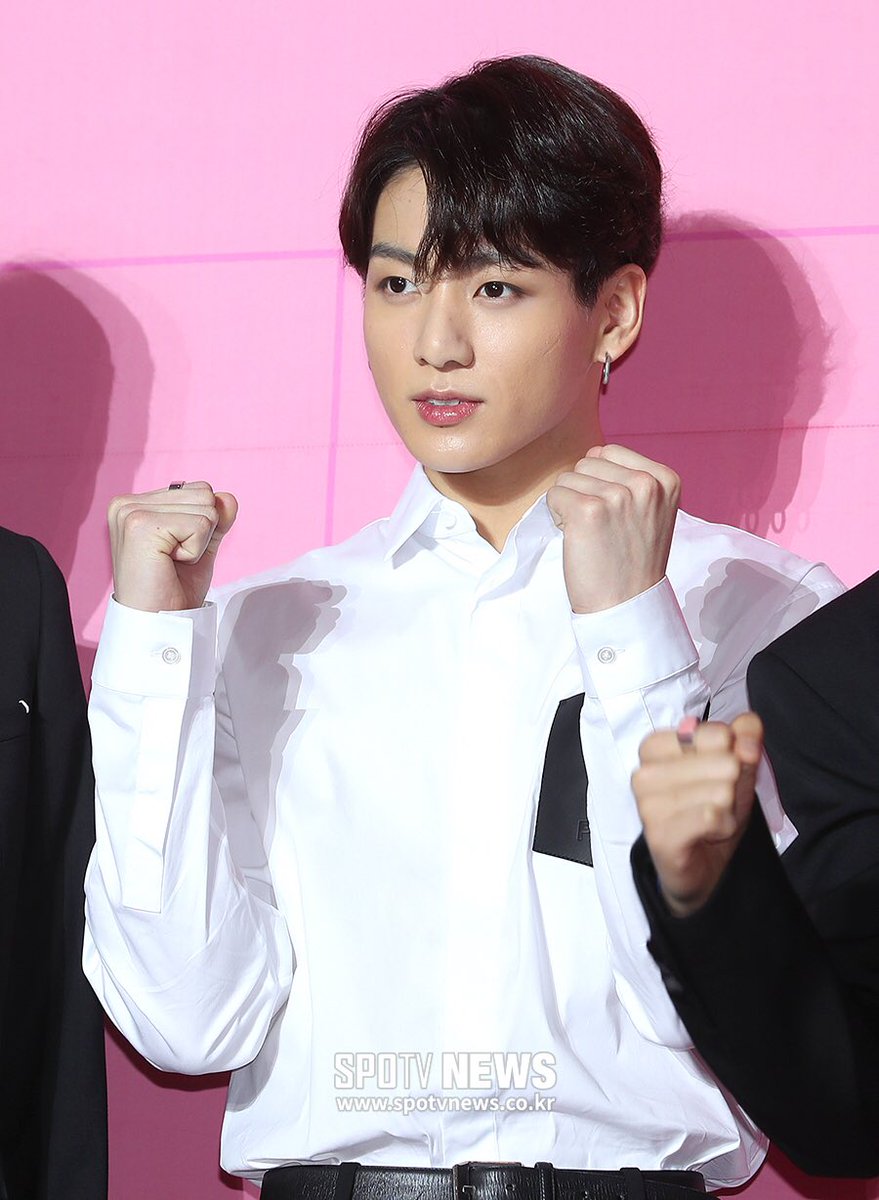 btspiics1's tweet photo. @BTS_twt #JK :Legend #PersonaConference https://t.co/c6biRxuuw2