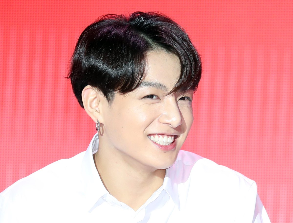 btspiics1's tweet photo. @BTS_twt #JK :Legend #PersonaConference https://t.co/c6biRxuuw2