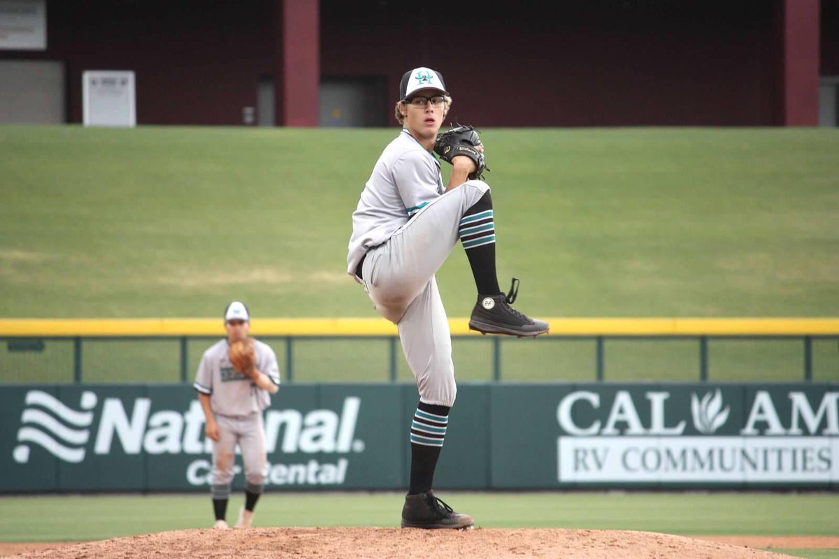 HHawksBaseball1's tweet photo. Great TEAM win tonite vs Desert Ridge 6-1 at the Cubs Sloan Park. 12 hits, Drew Woody 14 ks, 6 2/3 innings, #EAT, @hawksbaseballaz @thehhshawks @Highland_Hawks https://t.co/yE24tlrx8T