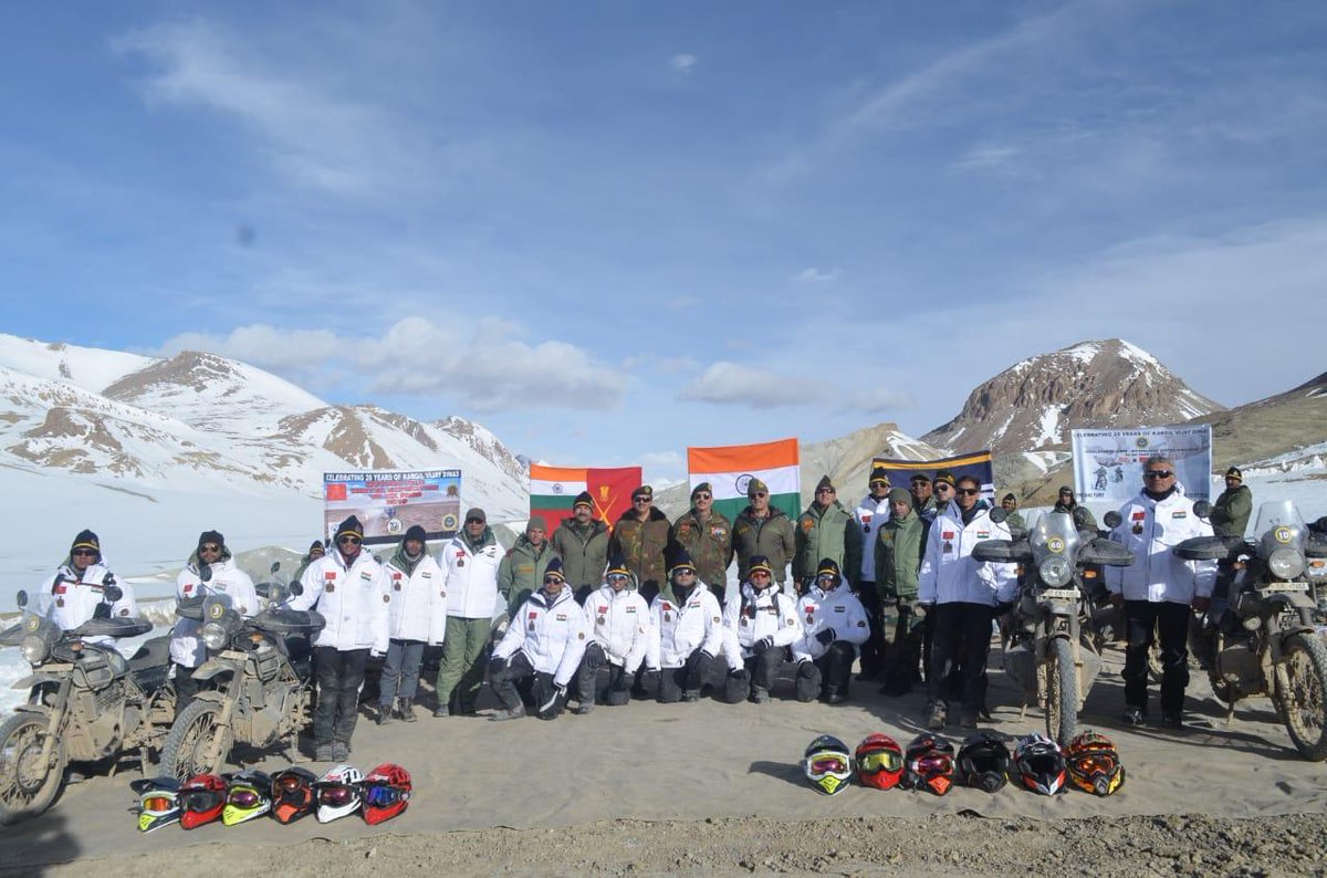 royalenfield's tweet photo. Traversing the challenging terrain of Eastern Ladakh, across the Chang La pass, #HimalayanHeights Motorcycle Expedition has reached the mighty #KarakoramPass, situated at an altitude of 18176 feet on the Karakoram ranges. 

#RidePure #PureMotorcycling #RoyalEnfield #REHimalayan https://t.co/Ukr2e1UTZA