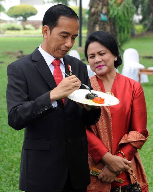 AlexyRaymond's tweet photo. Gak mau move on dari mereka. 1 Periode lagi plis ya Allah supaya nular ke gue cepet dpt jodoh semesra Jokowi &amp; Iriana😍
Team jomblo suaranya manaaa? 🕺🏻 
#JokoWinElection https://t.co/E1I4IfEMnC