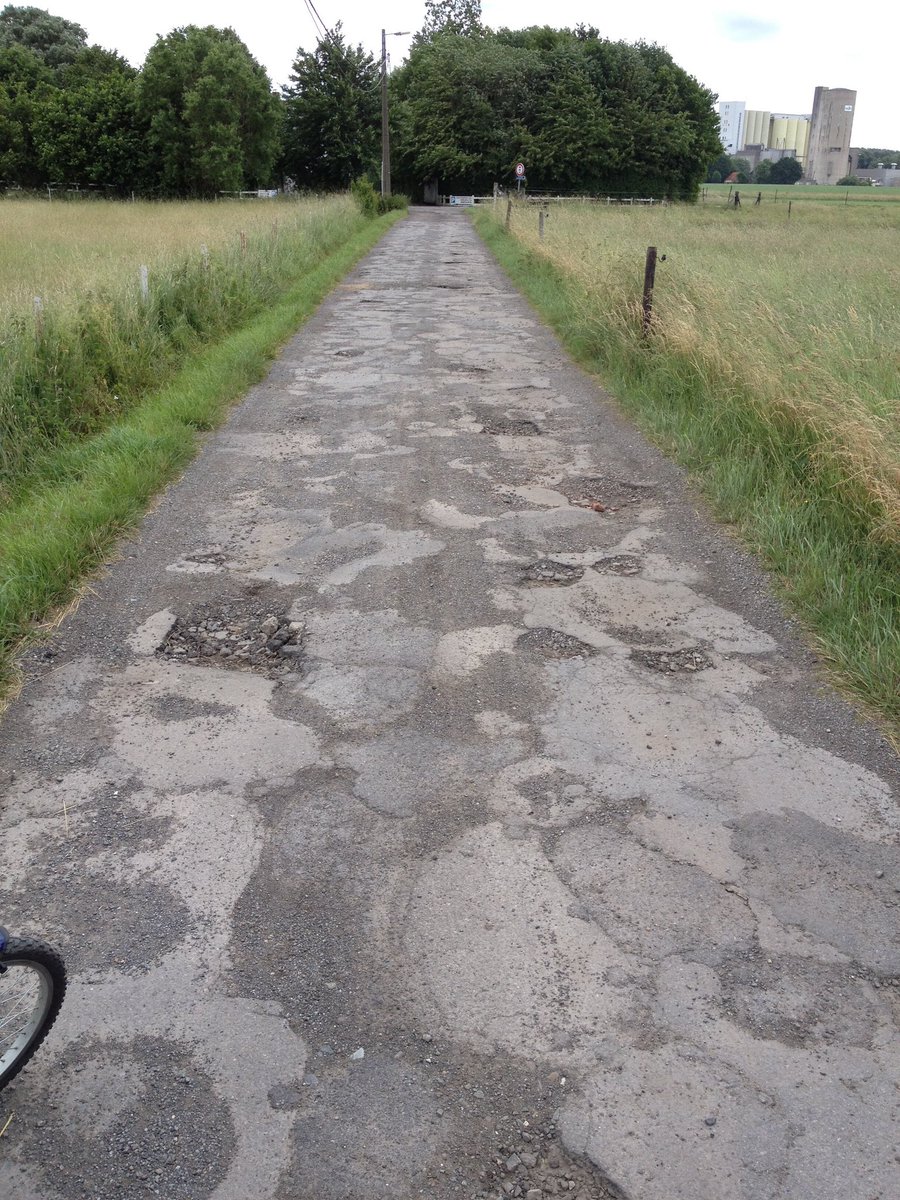 stijnvdplaetse's tweet photo. Deze waar ik regelmatig loop kan anders ook mee 😉: Zo lelijk dat het weer mooi wordt: 'The Book of #BelgianRoads' brengt ode aan ons erbarmelijk wegdek https://t.co/nrS8nvQ2UW via @HLN_BE https://t.co/g5o54MxBLQ
