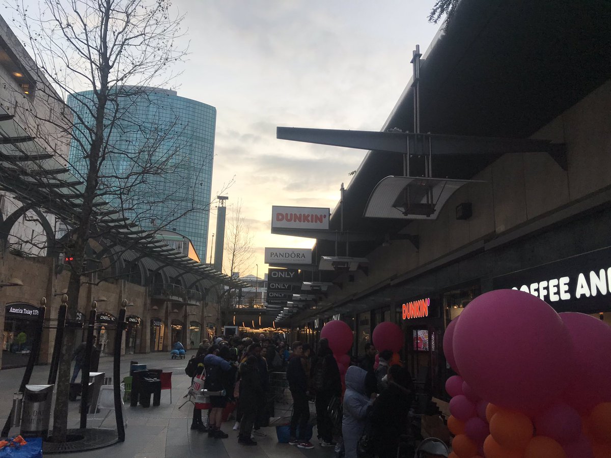 Alles voor één jaar gratis donuts!#nachtjedoorhalen #koopgoot #dunkindonuts #rotterdam