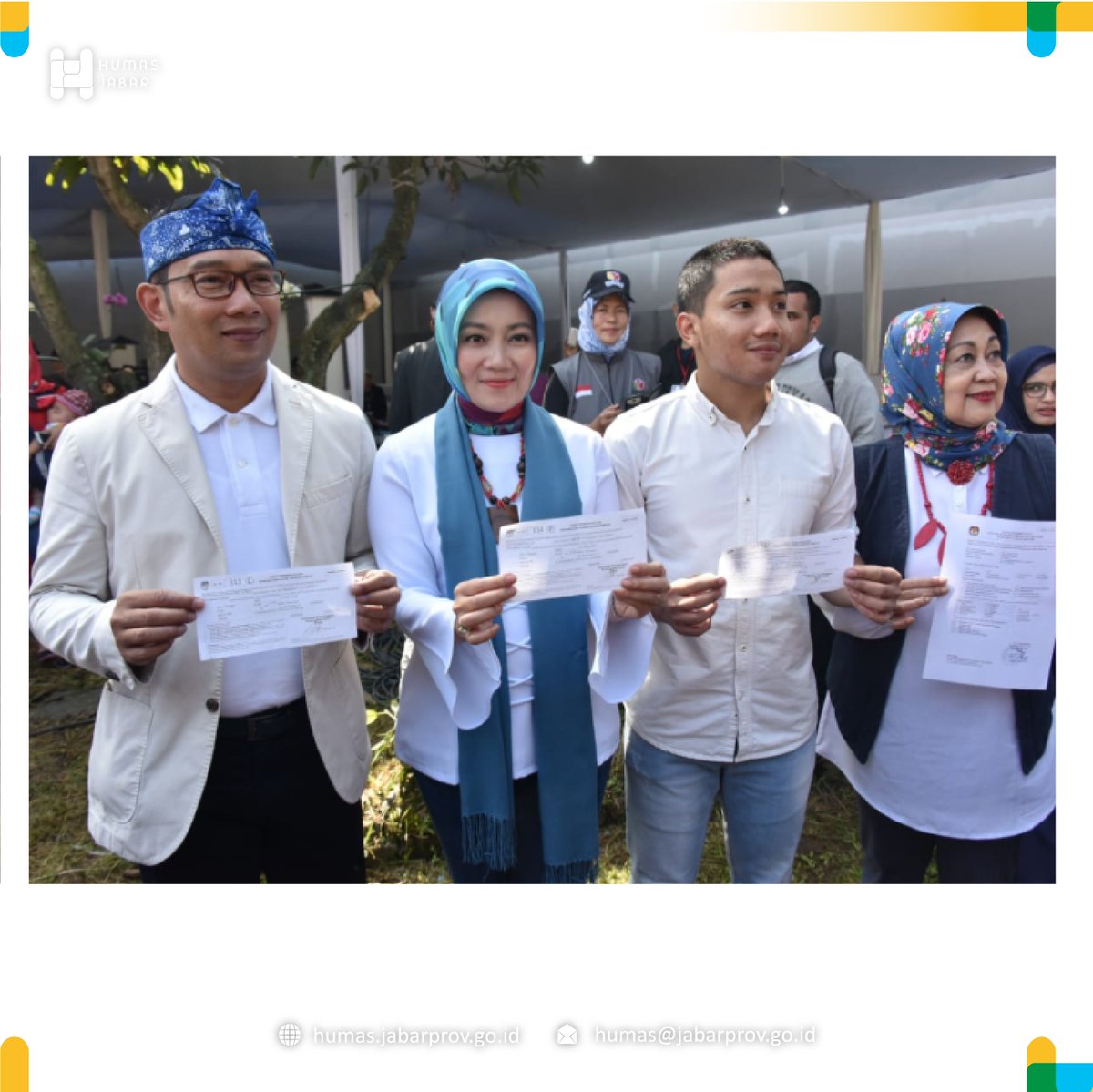 humasjabar's tweet photo. Gubernur Jabar @ridwankamil beserta Istri Ibu @ata_lia melaksanakan Hak Pilih Pemilu 2019 di TPS 32 Jl. Cigadung Selatan, Kota Bandung.

📸: Mulyanto / Humas Jabar #humasjabar #beritahumasjabar
#Pemilu2019 #PemiluJabarGembira https://t.co/o3imiUDeoR