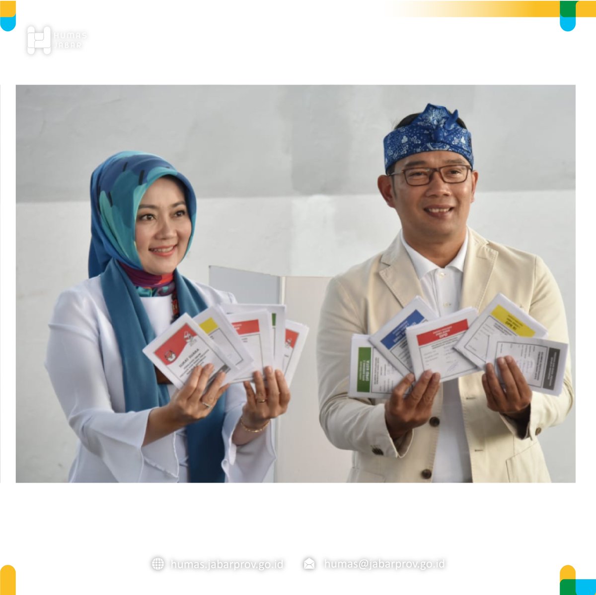 humasjabar's tweet photo. Gubernur Jabar @ridwankamil beserta Istri Ibu @ata_lia melaksanakan Hak Pilih Pemilu 2019 di TPS 32 Jl. Cigadung Selatan, Kota Bandung.

📸: Mulyanto / Humas Jabar #humasjabar #beritahumasjabar
#Pemilu2019 #PemiluJabarGembira https://t.co/o3imiUDeoR