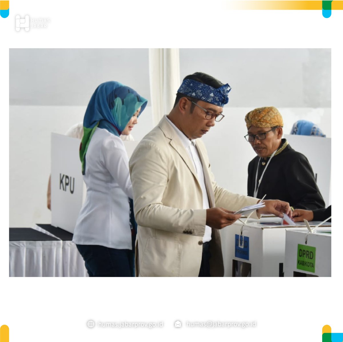 humasjabar's tweet photo. Gubernur Jabar @ridwankamil beserta Istri Ibu @ata_lia melaksanakan Hak Pilih Pemilu 2019 di TPS 32 Jl. Cigadung Selatan, Kota Bandung.

📸: Mulyanto / Humas Jabar #humasjabar #beritahumasjabar
#Pemilu2019 #PemiluJabarGembira https://t.co/o3imiUDeoR