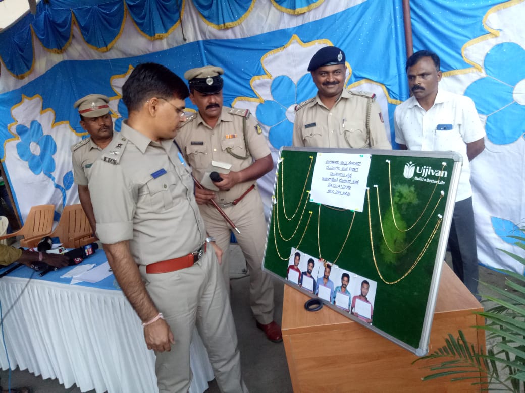 bngdistpol's tweet photo. Press meet conducetd by SP Bng dist @RamSepat at Nelamangala reg. successful arrest of 05 accused in theft case &amp; rewarded the men on duty. https://t.co/GjLinZoasH