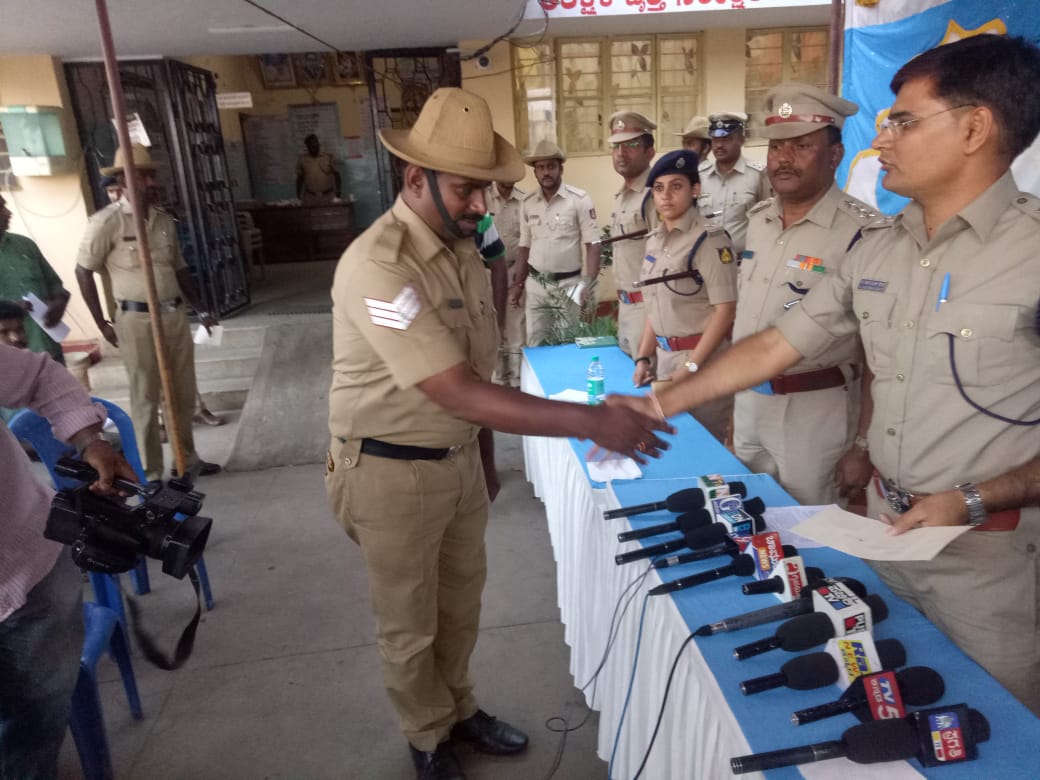 bngdistpol's tweet photo. Press meet conducetd by SP Bng dist @RamSepat at Nelamangala reg. successful arrest of 05 accused in theft case &amp; rewarded the men on duty. https://t.co/GjLinZoasH