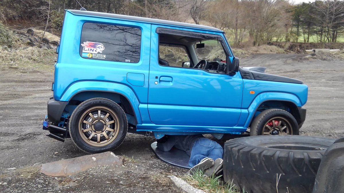 rainbow_auto's tweet photo. ローダウンジムニーの衝撃的取材風景(笑) https://t.co/fJxhRHAHNM
