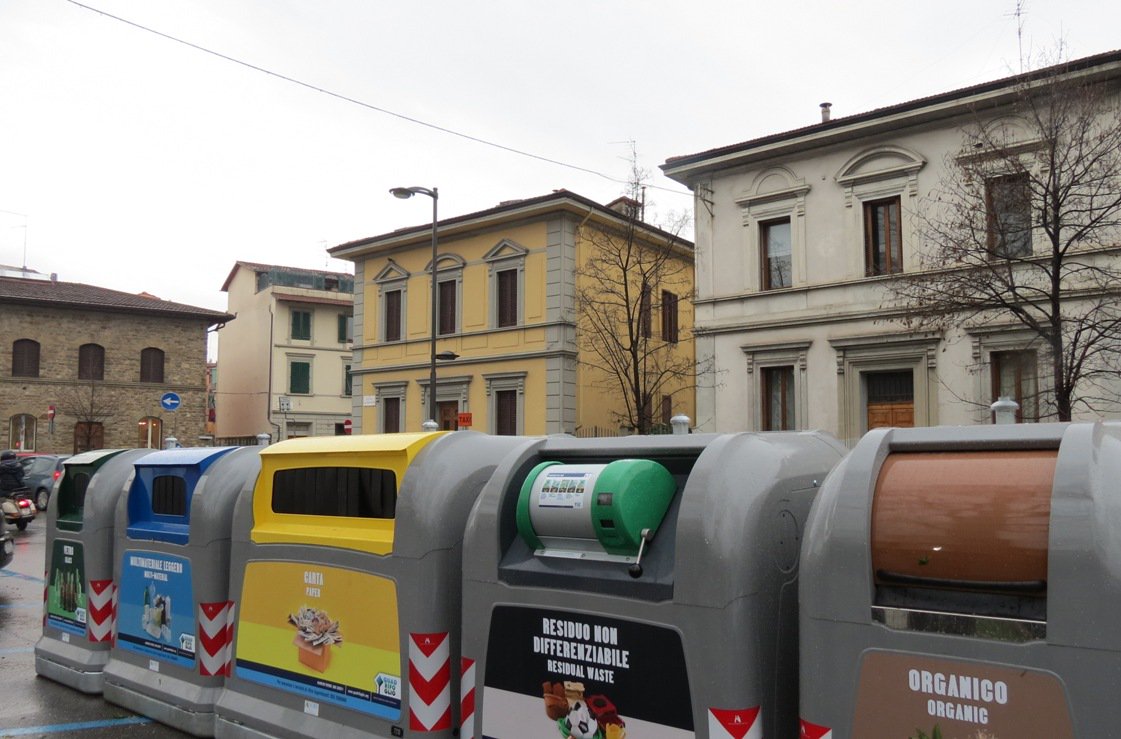 #Firenze, raddoppiati da ieri gli #IspettoriAmbientali. Ora,  grazie al lavoro congiunto con la #PoliziaMunicipale,  diventa più difficile per chi abbandona ingombranti dove capita e lascia  i #rifiuti fuori dalle interrate o  dai cassonetti : bit.ly/2UDX8y2