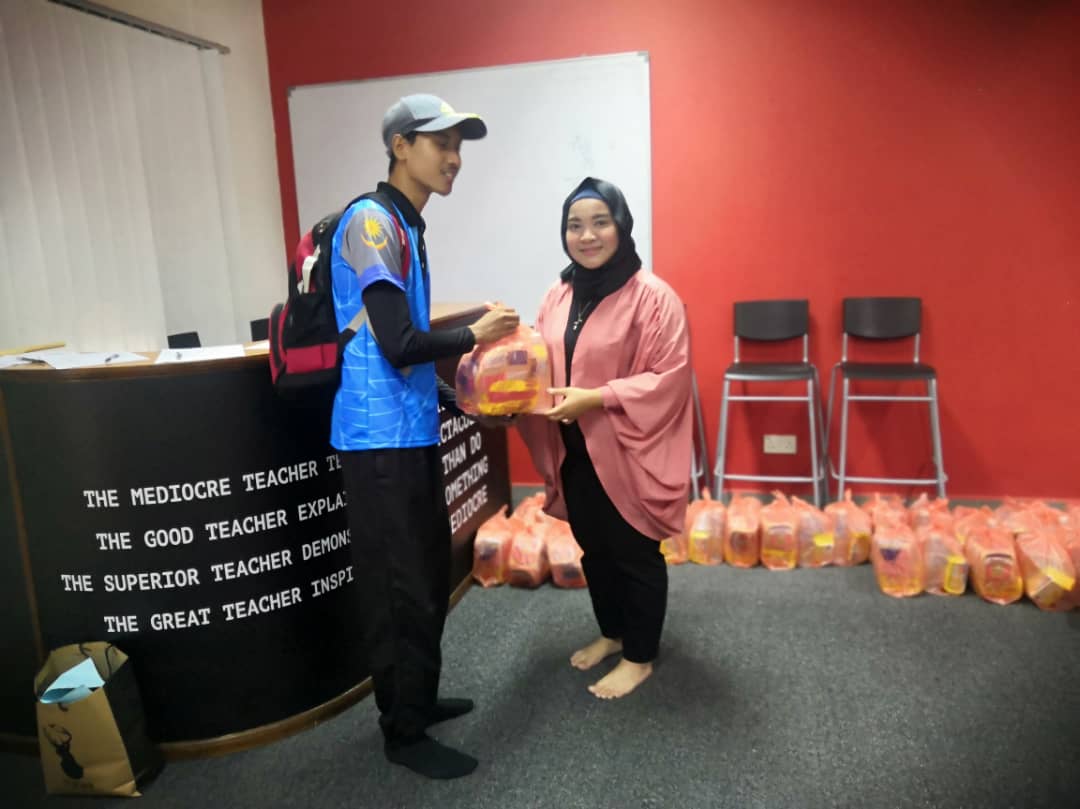 pendidikukm's tweet photo. [PEMBERIAN FOOD PACK FOR MAHASISWA FAKULTI PENDIDIKAN]

Terima kasih kepada MPP dan MPP Amalin Diyana atas pemberian "food pack" kepada mahasiswa.

Dengan pemberian ini, ianya telah sebanyak sedikit membantu meringankan beban mahasiswa.

Tahniah dan syabas!

#fpendukm https://t.co/AL7BH3PMtt