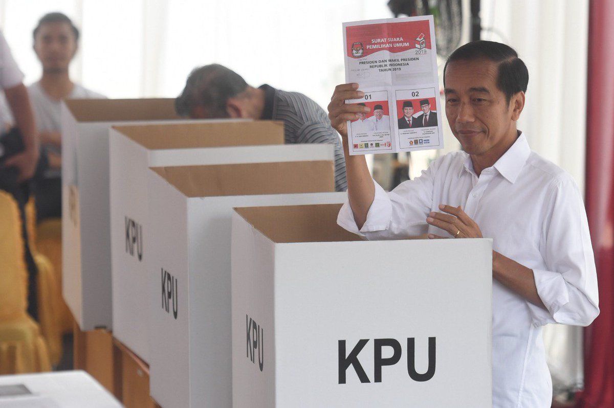 VIVAcoid's tweet photo. Presiden Joko Widodo bersama Ibu Iriana Joko Widodo hari ini (17/4/2019) turut menggunakan hak pilihnya di TPS 008, Gambir, Jakarta. #1newstainment #vivacoid #Pemilu2019 #SukseskanPemilu2019 #jokowi #jokowidodo #capres01 https://t.co/eE0s11vme5