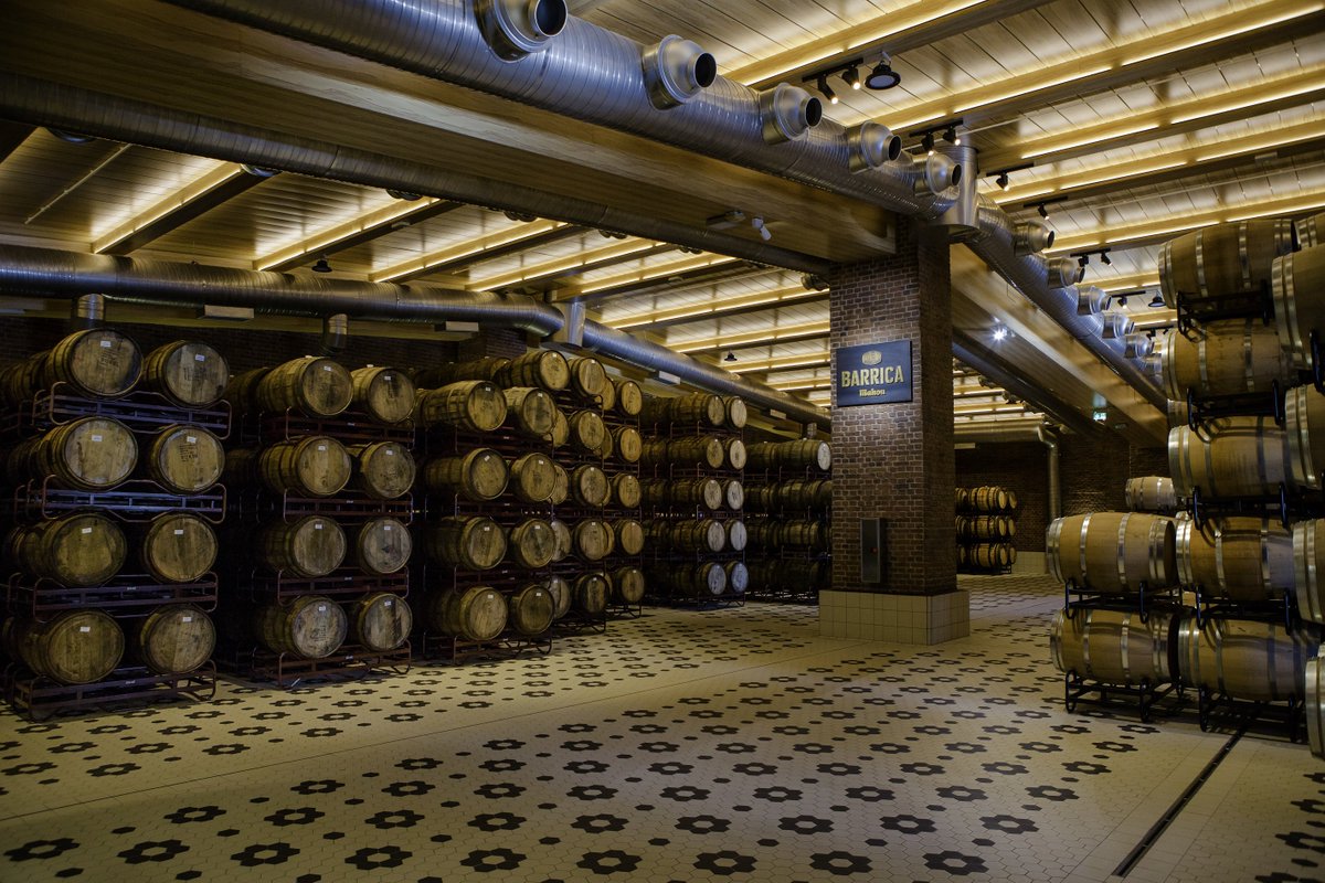MahouSanMiguel's tweet photo. Un ejemplo de nuestro espíritu #innovador es la Bodega de Barricas de nuestro Centro de Producción de #Alovera. Unas instalaciones únicas en España en las que en 2017 invertimos 2,8 M€ y que han supuesto la creación de una nueva categoría de cervezas en nuestro país. https://t.co/ljlswPeIhU