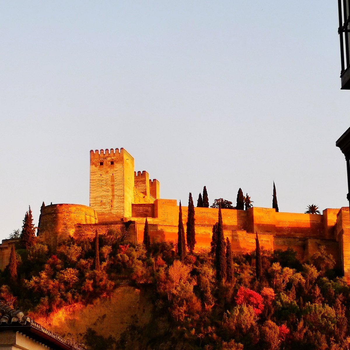 bucairatours's tweet photo. Alcazaba de la Alhambra de Granada («al-Ḥamrāʼ» اَلْحَمْرَاء, 'la Roja'), construida sobre una antigua fortificación romana del s. I.
(foto sin filtros)

#bucairatours #freetourgranada #albaicín #alhambra #laroja  #freetouralbaicínimprescindible #bucaira #granadagusta https://t.co/Gwriw6IGqg