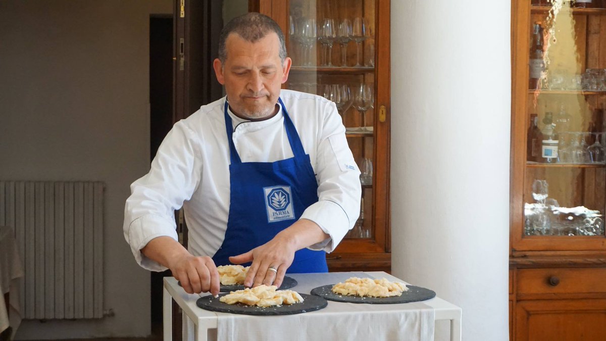 ParmaIncoming's tweet photo. Food Team building?
In the feverish universe of cuisine the  teamwork is not sufficient if it is not supported by a good strategy!  With the creative advice of chefs you can get important tips to create  the best strategy at work!
#teamwork #AllForOne #teambuilding https://t.co/qcaFKfhgC3