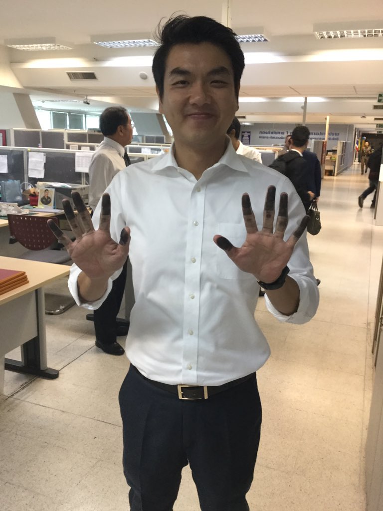 Pannika_FWP's tweet photo. อ.ปิยบุตรพิมพ์มือเรียบร้อย รับทราบ 2 ข้อหา หมิ่นศาลและพรบ.คอมฯ อ.ปิยบุตรถอดแหวนแต่งงานก่อนพิมพ์มือ บอกว่า “เดี๋ยวเลอะ” #savepiyabutr https://t.co/K32lNaTKDd