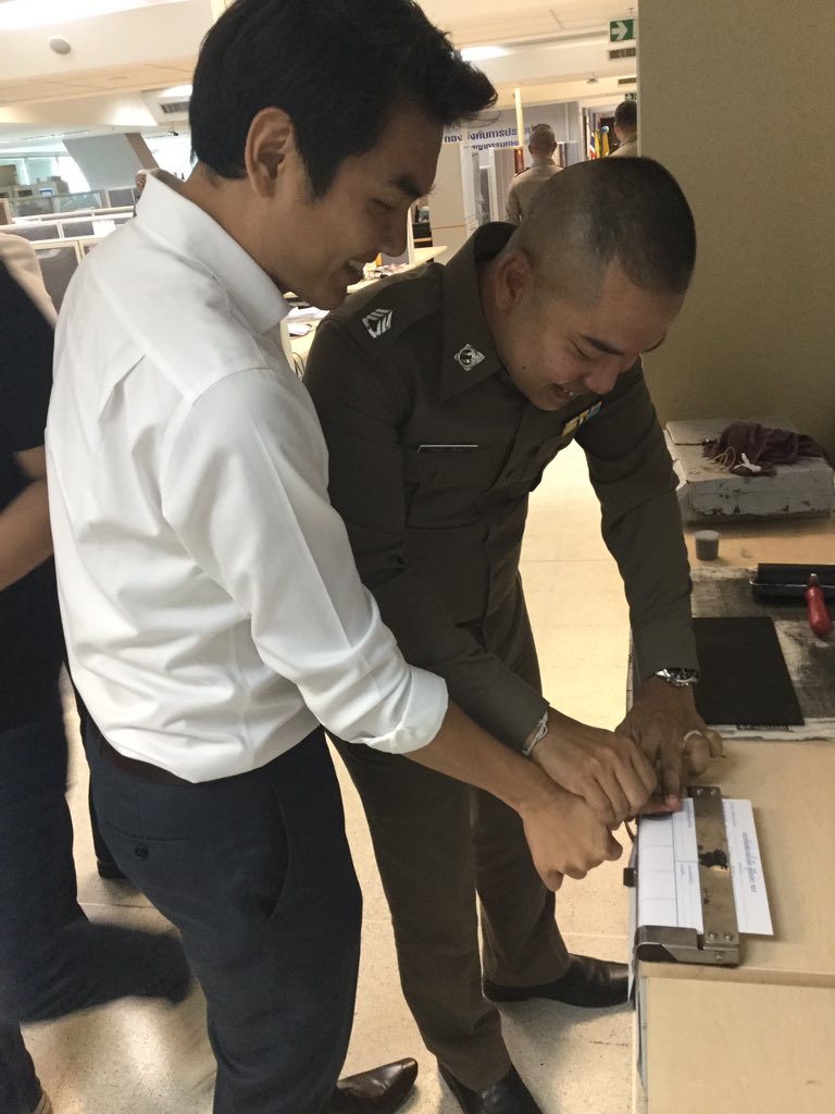 Pannika_FWP's tweet photo. อ.ปิยบุตรพิมพ์มือเรียบร้อย รับทราบ 2 ข้อหา หมิ่นศาลและพรบ.คอมฯ อ.ปิยบุตรถอดแหวนแต่งงานก่อนพิมพ์มือ บอกว่า “เดี๋ยวเลอะ” #savepiyabutr https://t.co/K32lNaTKDd