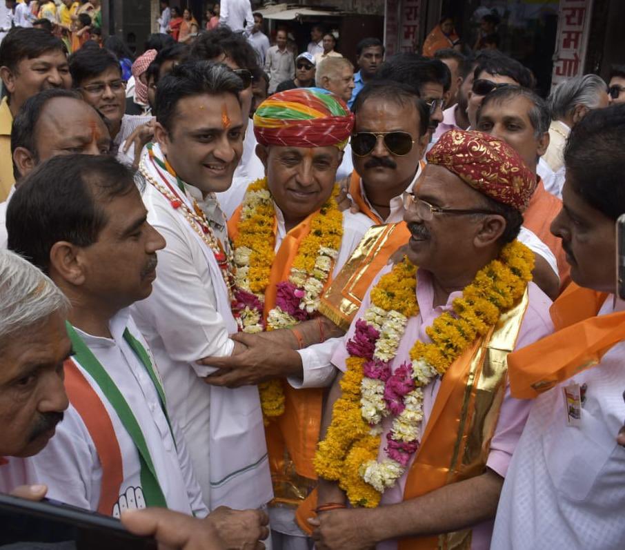 rij79's tweet photo. Bumped into #bhagirathchowhdry ji !! #bjp candidate from #Ajmer . Tried to take his blessings on the occasion of #MahavirJayanti and also wish him all the best for his future . We may be fighting a tuff election but only love should be spread  !! All the best sir https://t.co/AjXA9LtV22
