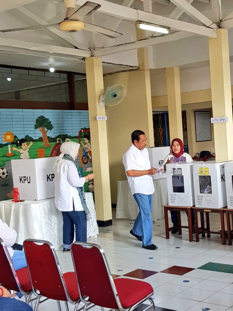KejaksaanRI's tweet photo. #JaksaAgungRI, Dr. (H.C.) H.M. Prasetyo bersama istri, Ny. Ros Ellyana Prasetyo menggunakan hak pilihnya di TPS 80, Jl. Adhyaksa V, Lebak Bulus,Cilandak,Jakarta Selatan.#JaksaKawalPemilu #JaksaSahabatMasyarakat #KejaksaanRI #PEMILU2019 #pemilu #PemiluAmanDamai #PemiluSerentak2019 https://t.co/tq58egqorL