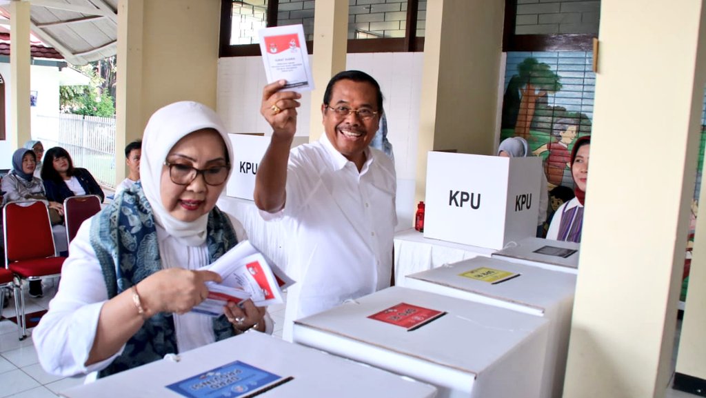 KejaksaanRI's tweet photo. #JaksaAgungRI, Dr. (H.C.) H.M. Prasetyo bersama istri, Ny. Ros Ellyana Prasetyo menggunakan hak pilihnya di TPS 80, Jl. Adhyaksa V, Lebak Bulus,Cilandak,Jakarta Selatan.#JaksaKawalPemilu #JaksaSahabatMasyarakat #KejaksaanRI #PEMILU2019 #pemilu #PemiluAmanDamai #PemiluSerentak2019 https://t.co/tq58egqorL